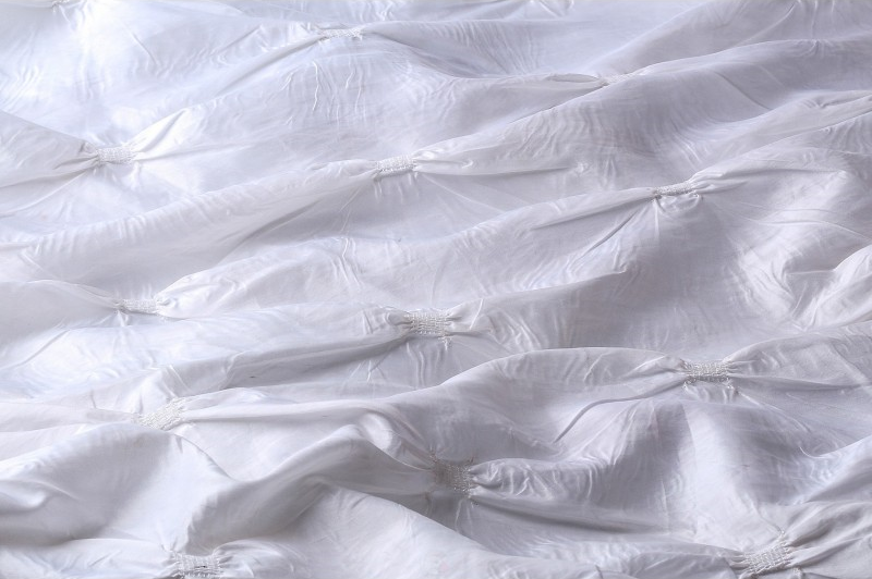 9418f470a889dd1a2b86456adfeabbb7 Tkanina Tafta z Gumką 130g/m² ,,Biały''- Stylowy Połysk i Komfort Dopasowania - obrazek 1