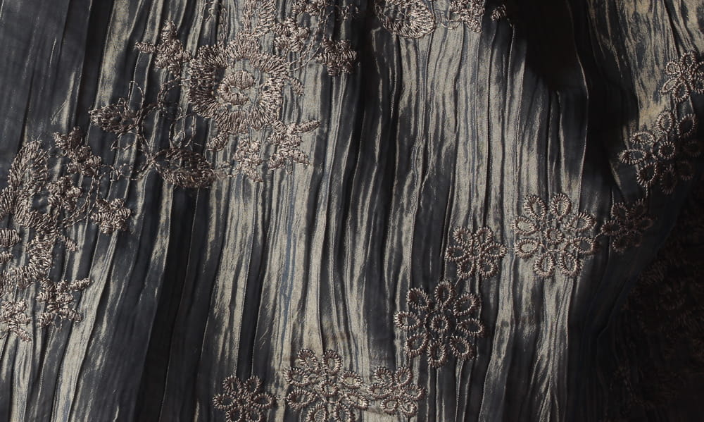 ukosnyzielony2 Tkanina Tafta Haftowana 100g/m² Wzór Ukośny ,,Zielony''- Elegancja z dekoracyjnym haftem - obrazek 1